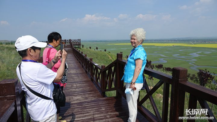 沽源县闪电河湿地公园的绝美自然风光吸引了众多北京游客。长城网记者 吴新光 摄