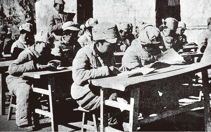 　·延安保育小学学生在上课。