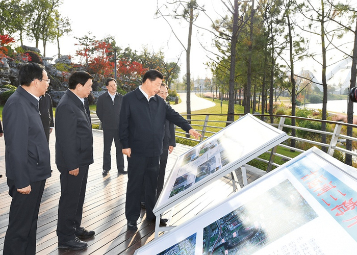　　2020年11月12日至13日，中共中央总书记、国家主席、中央军委主席习近平在江苏考察。这是13日下午，习近平在扬州市运河三湾生态文化公园考察，了解运河生态环境保护修复情况。 新华社记者 谢环驰/摄