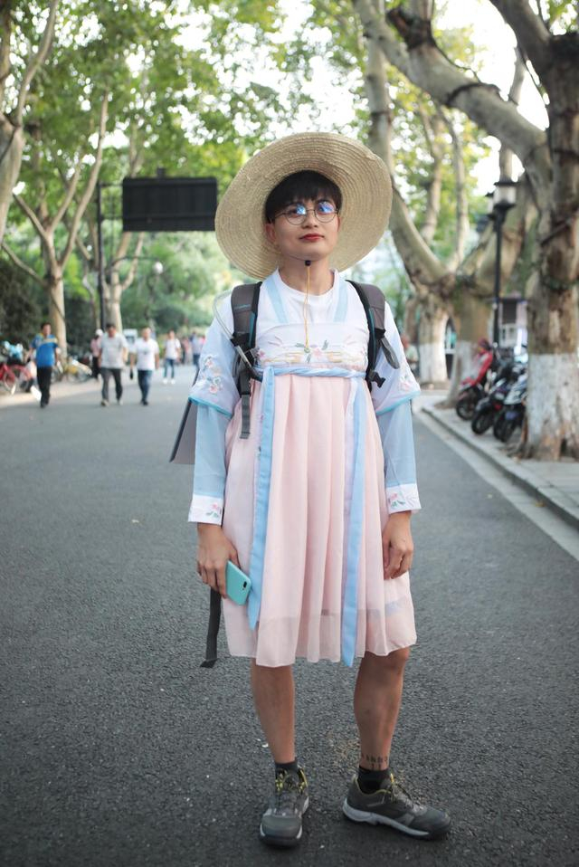 被扮上女装的潘龙飞，重新认识自我并开始接纳自己的不同。受访者供图