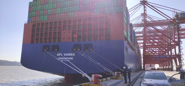 宁波梅山港区停泊的集装箱巨轮&nbsp;图片来源：宁波海事局