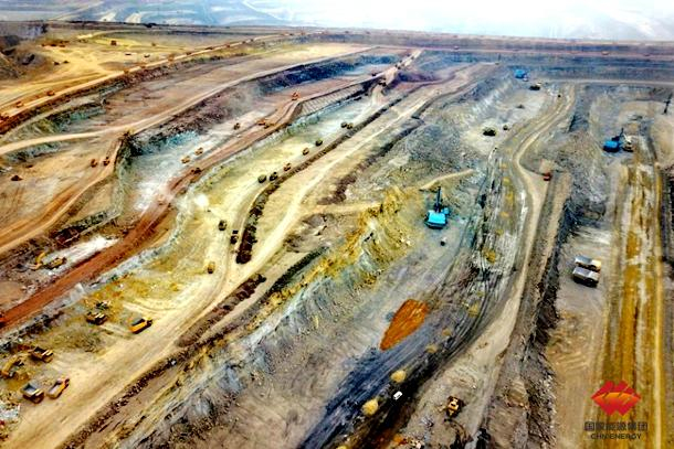 图为黑岱沟露天煤矿坑下作业现场