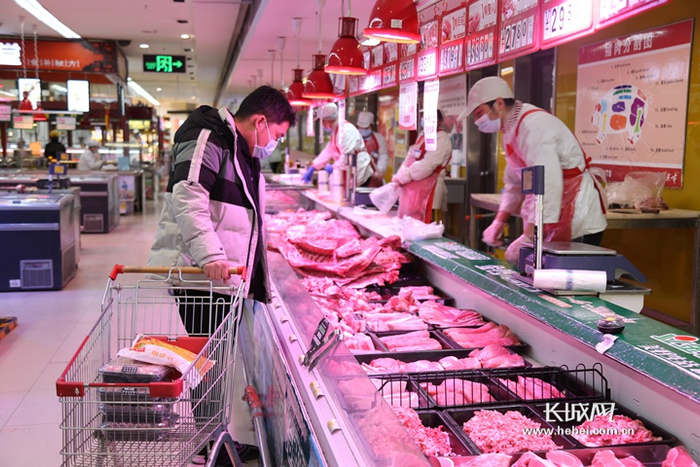 　　信都区北国商城的超市区顾客正在选购猪肉。通讯员 赵佳铭 摄