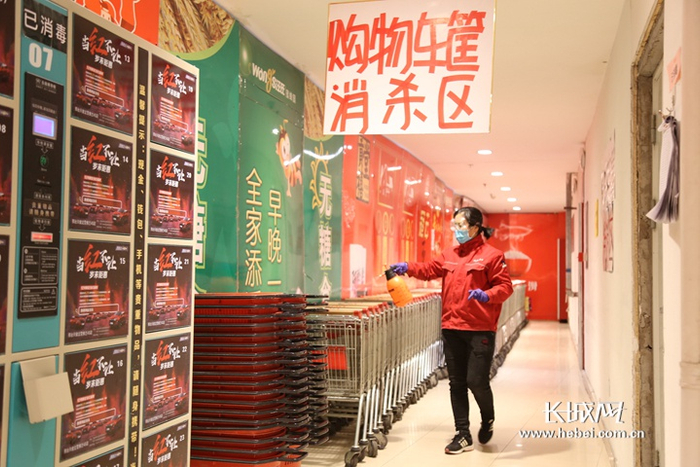 信都区北国商城的工作人员正在进行消杀。通讯员 赵佳铭 摄