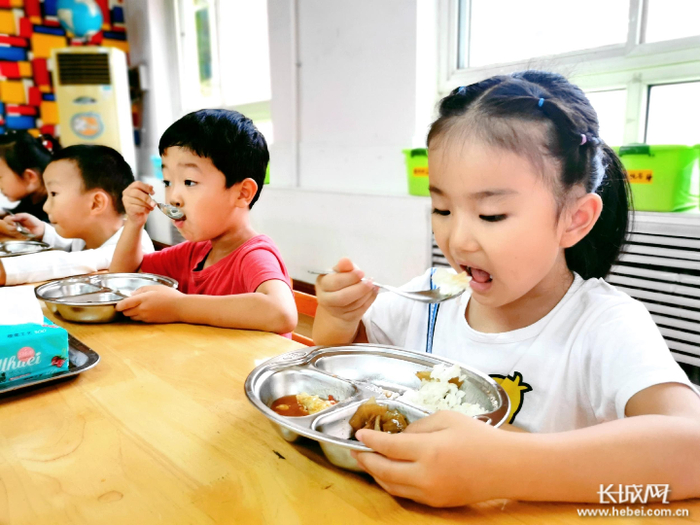 衡水市第一幼儿园的小朋友享受美味午餐。