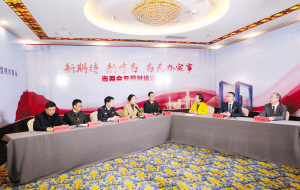 市两会专题对话访谈现场。 记者赵伟摄