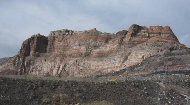 2020年10月30日，汝箕沟矿区内，一座约130米高的山体过火自燃后仿佛丹霞地貌。记者刘海 摄