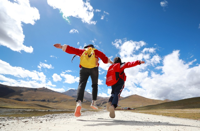 家访后，林瑶和学生才旺央措“飞翔”在回校上学的路上。中国教育报记者 张学军 摄