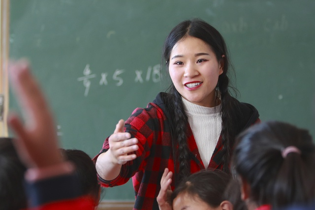 林瑶在给孩子们上课。中国教育报-中国教育新闻网记者 张学军 摄