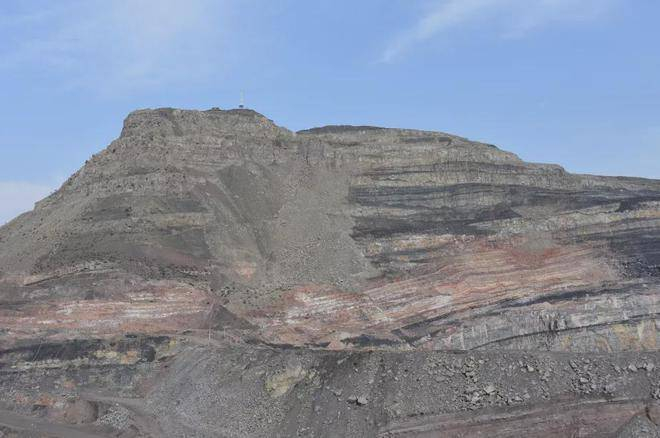 　　2020年10月30日，汝箕沟矿区内一处火区。因为煤层自燃，山体开始塌陷，部分山体也由青灰色变成了红褐色。记者 刘海 摄