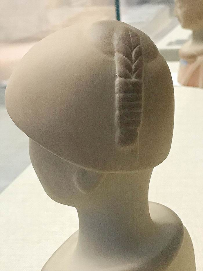 〔图三十四〕麦积山第123窟胡雏头顶辫子