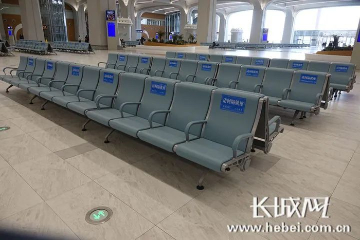 雄安站首层候车大厅内的座椅靠背上均已粘贴“请间隔就座”标识。长城网记者刘师豪 摄