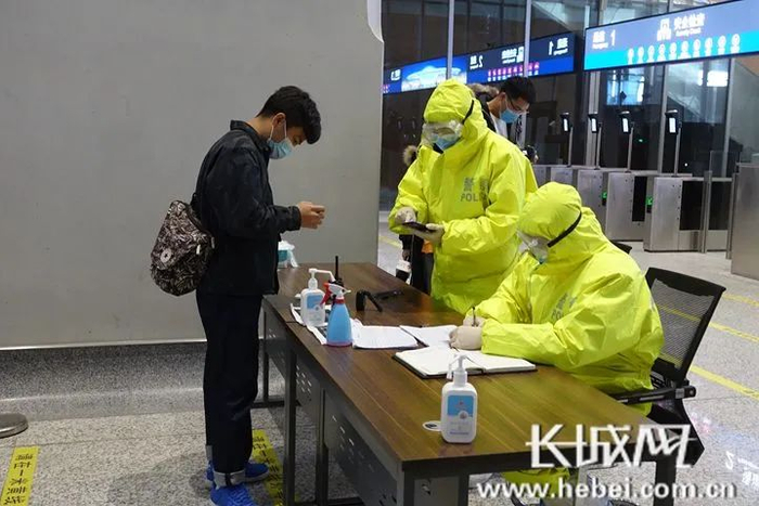 在雄安站进站闸机前，旅客正在进行检查登记。长城网记者刘师豪 摄