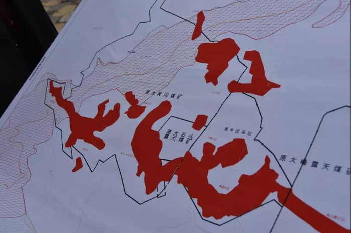 　　↑2020年10月30日，汝箕沟矿区煤田火区分布图（局部）。记者 刘海摄