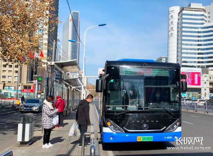 石家庄公交车恢复运营，乘客有序乘车。