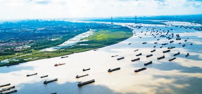 船舶在湖北省武汉市阳逻港区水域行驶。新华社记者 肖艺九摄