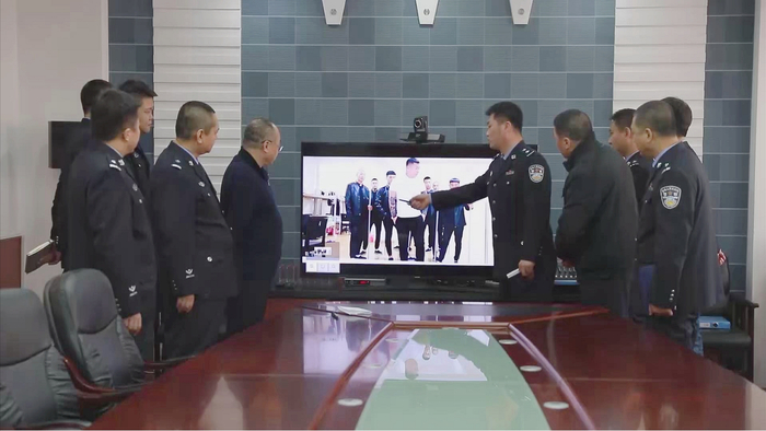  （办案民警讨论案情）