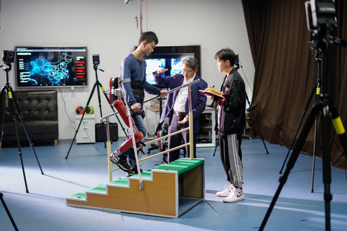 △外骨骼机器人穿戴测试