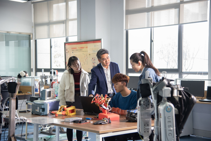 △程洪教授在指导学生