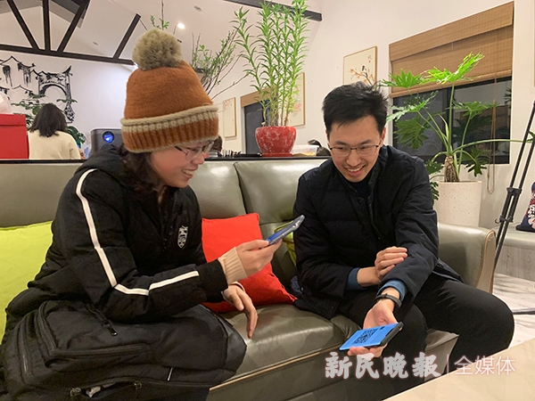 图说：许多年轻人互加微信。宋宁华 摄