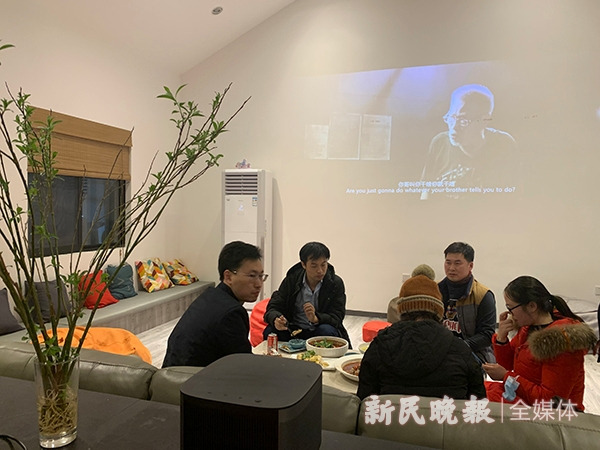 图说：“张江男”“张江女”们围坐在一起温馨过小年。宋宁华 摄