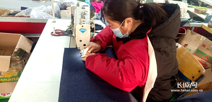 牛红霞在扶贫微工厂上班。受访者供图