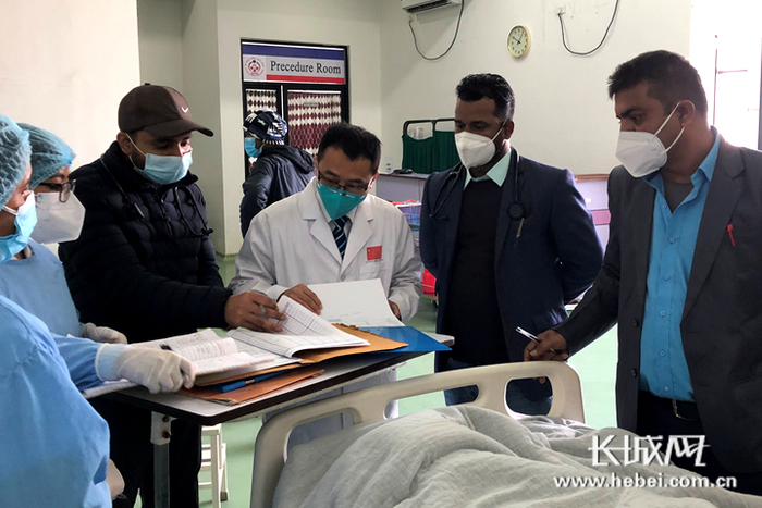 王志彬在尼泊尔当地医院开展医疗援助工作。保定市第一中心医院供图