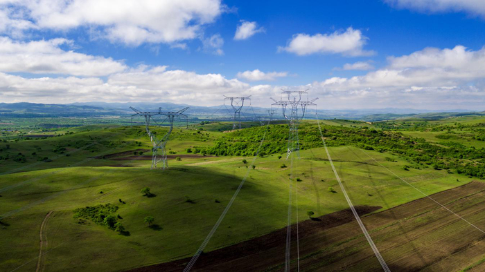 锡林浩特——胜利1000千伏特高压线路。（摄影：李广杰）