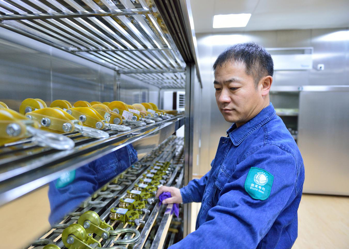 许政超在整理带电作业库房。（摄影：李广杰）