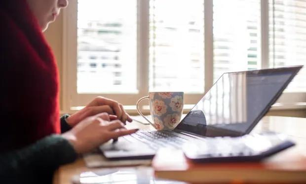 ↑自从开始远程办公后，人们逐渐把家庭时间更多投入到了工作上图据英国《卫报》