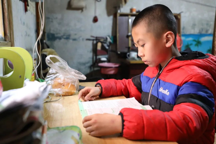 李淏正在温习功课。新华社记者任延昕 摄