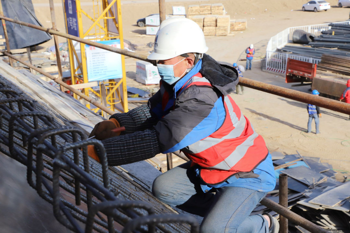 图为FJ2标施工人员绑扎栏板钢筋。