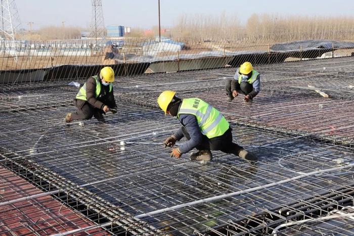 图为FJ2标施工人员进行钢筋绑扎作业。