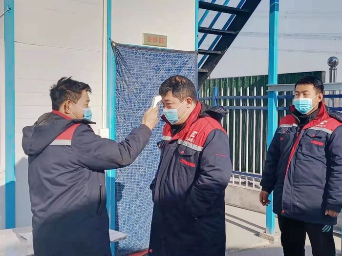 图为FJ2标施工单位每天对工人进行体温监测。