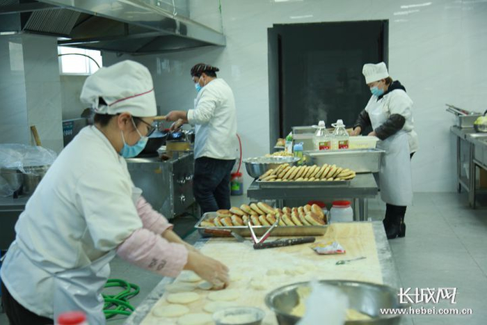 中节能（行唐）环保能源有限公司食堂为员工准备了丰富可口的饭菜。贾博义 摄