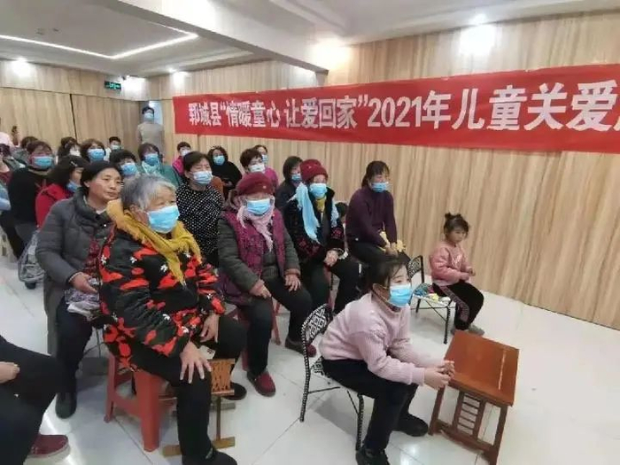山东省菏泽市郓城县妇联举办的儿童关爱活动，为留守儿童们送去生活物资和心理关爱。图片由山东省妇联提供。