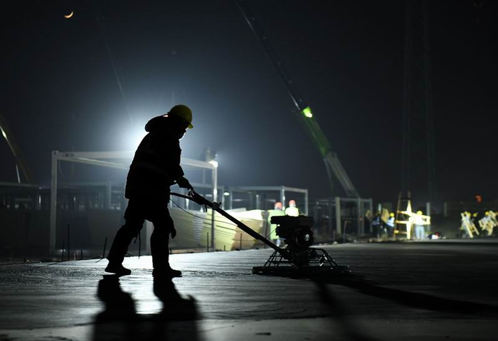 　　2021年1月16日，石家庄在建集中隔离点施工现场，冬日夜晚上，建设脚步未停，农民工建设者冒着严寒在加班加点干活。