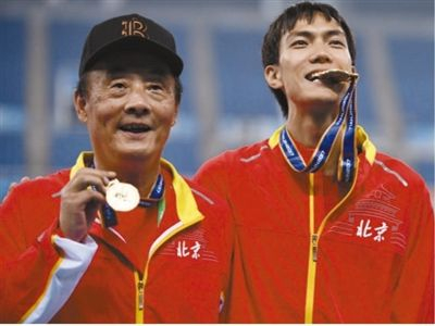 王嘉陵（左）在学生王宇夺得2017年天津全运会男子跳高冠军后一同庆祝。　　倪敏哲摄