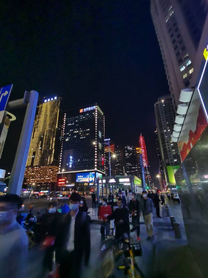 在岗厦村村口就能看见市中心的摩天大楼。&nbsp; &nbsp;张慧敏&nbsp; 摄