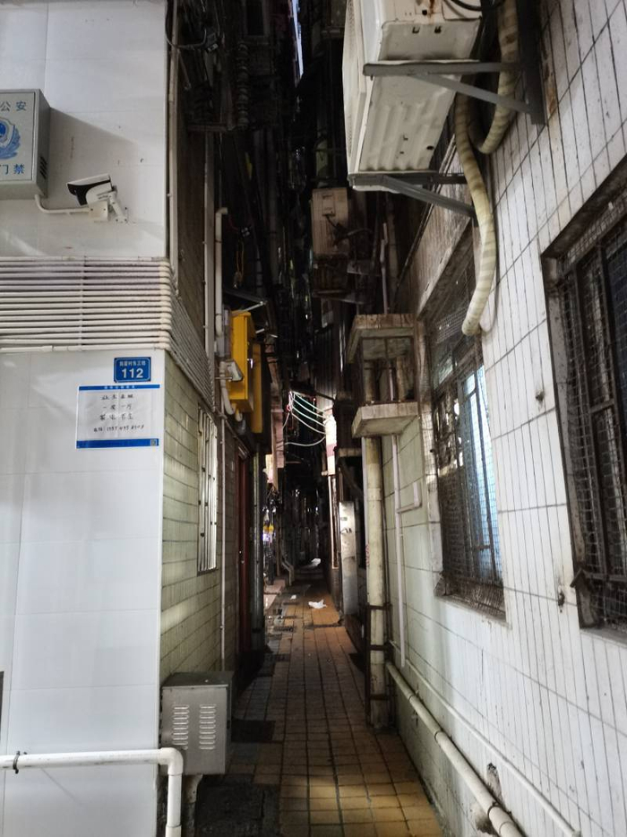 岗厦村内一米宽狭长的巷道。&nbsp; &nbsp;张慧敏&nbsp; 摄