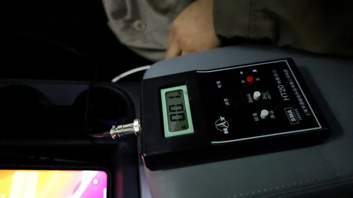 手机在新能源车内无线充电时的磁场为0.1mT左右 图源：IT时报