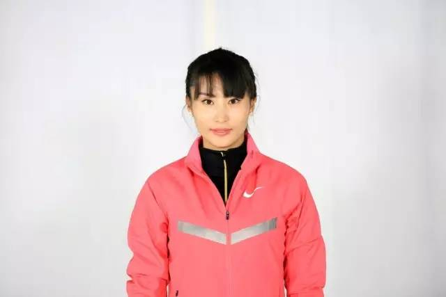 动作示范模特：王田，运动健将