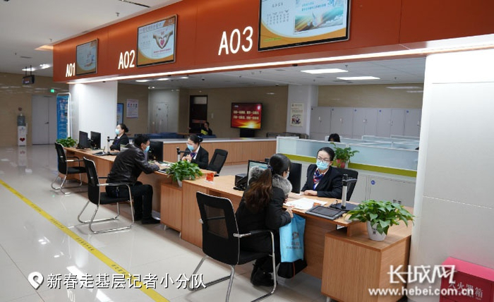 市民在市行政审批局窗口办理业务。长城网记者 张千 摄