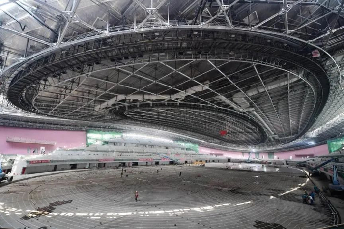 建设当中的冰丝带（新华社记者张晨霖摄）