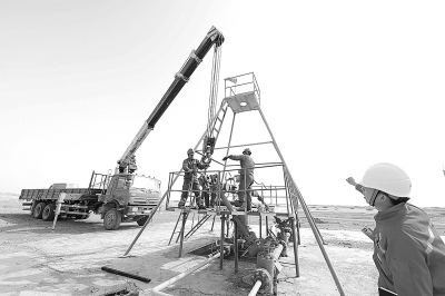  ？西北油田雅克拉气田YK5H井井口作业现场。 吴 昉 摄