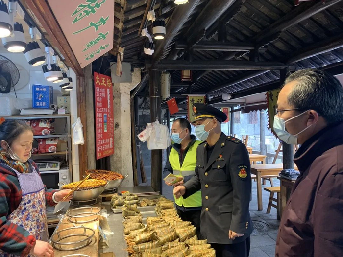 市场监管工作人员走访餐厅。