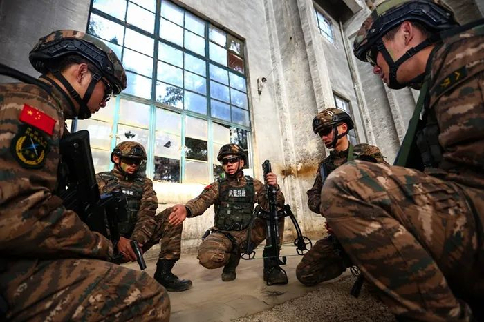 ▲ 分析现场事态制定行动方案