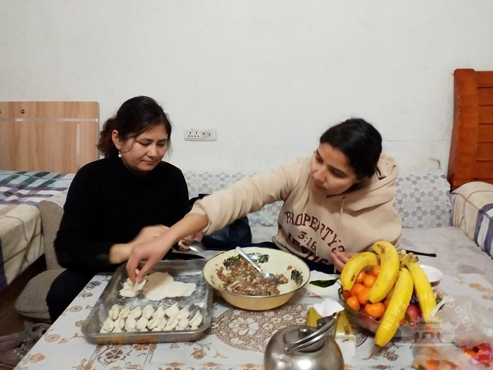 学生到老师家里包饺子