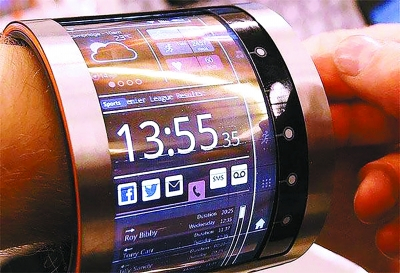  图为石墨烯柔性屏智能设备。