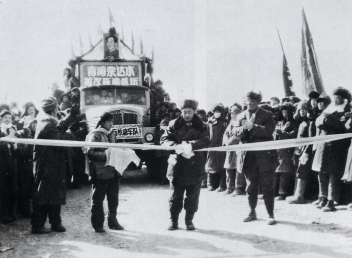 冷湖油田第一车原油外送。（青海油田资料图片）